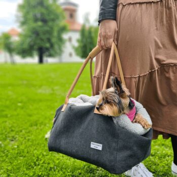 Predstavujeme vám praktickú a štýlovú tašku pre psa Manik Typ 4, ktorá je ideálnym riešením pre všetkých majiteľov domácich miláčikov. Táto taška s rozmermi 46x27x33 cm v elegantnej kombinácii sivej a béžovej farby je navrhnutá tak, aby poskytovala maximálne pohodlie vášmu psíkovi počas…