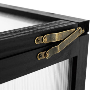 Balkónový skleník Manlo Typ 1 v elegantnej čiernej farbe je ideálnym riešením pre všetkých milovníkov záhradkárstva, ktorí chcú pestovať rastliny aj na obmedzenom priestore. Tento moderný a hranatý skleník je navrhnutý tak, aby sa dokonale hodil na balkóny alebo terasy, pričom poskytuje…