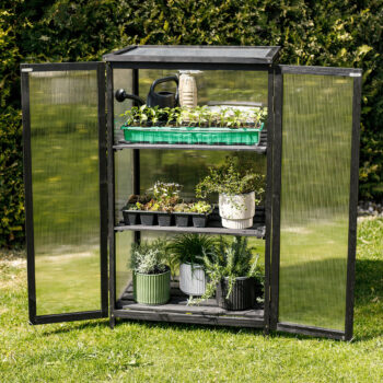 Balkónový skleník Manlo Typ 1 v elegantnej čiernej farbe je ideálnym riešením pre všetkých milovníkov záhradkárstva, ktorí chcú pestovať rastliny aj na obmedzenom priestore. Tento moderný a hranatý skleník je navrhnutý tak, aby sa dokonale hodil na balkóny alebo terasy, pričom poskytuje…
