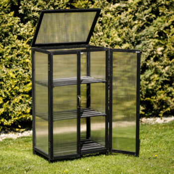 Balkónový skleník Manlo Typ 1 v elegantnej čiernej farbe je ideálnym riešením pre všetkých milovníkov záhradkárstva, ktorí chcú pestovať rastliny aj na obmedzenom priestore. Tento moderný a hranatý skleník je navrhnutý tak, aby sa dokonale hodil na balkóny alebo terasy, pričom poskytuje…