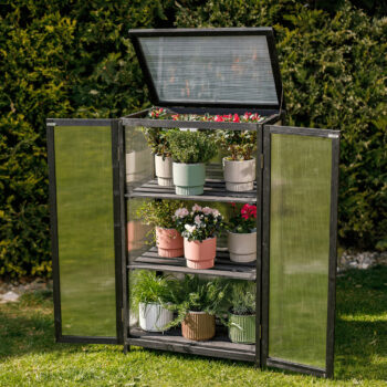 Balkónový skleník Manlo Typ 1 v elegantnej čiernej farbe je ideálnym riešením pre všetkých milovníkov záhradkárstva, ktorí chcú pestovať rastliny aj na obmedzenom priestore. Tento moderný a hranatý skleník je navrhnutý tak, aby sa dokonale hodil na balkóny alebo terasy, pričom poskytuje…