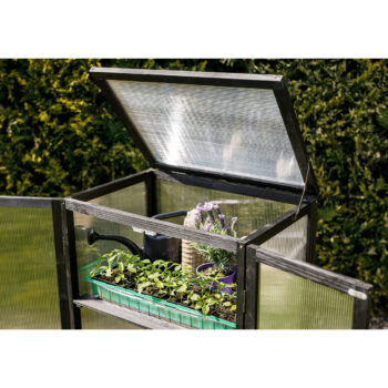 Balkónový skleník Manlo Typ 1 v elegantnej čiernej farbe je ideálnym riešením pre všetkých milovníkov záhradkárstva, ktorí chcú pestovať rastliny aj na obmedzenom priestore. Tento moderný a hranatý skleník je navrhnutý tak, aby sa dokonale hodil na balkóny alebo terasy, pričom poskytuje…