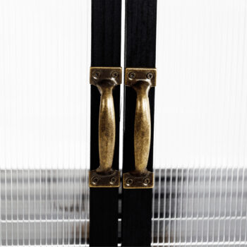 Balkónový skleník Manlo Typ 1 v elegantnej čiernej farbe je ideálnym riešením pre všetkých milovníkov záhradkárstva, ktorí chcú pestovať rastliny aj na obmedzenom priestore. Tento moderný a hranatý skleník je navrhnutý tak, aby sa dokonale hodil na balkóny alebo terasy, pričom poskytuje…