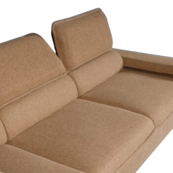 Rohová sedačka s rozkladom a úložným priestorom Manty Roh L v elegantnej kombinácii hnedej a čiernej farby je ideálnym riešením pre moderné interiéry. Táto sedačka značky KONDELA ponúka nielen štýlový vzhľad, ale aj praktické funkcie, ktoré ocení každá domácnosť.