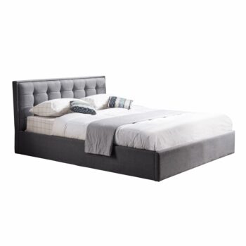Luxus a elegancia to je to čo v sebe ukrýva manželská posteľ s roštom a úložným priestorom ELSIE. Rozmery postele sú (ŠxHxV): 170x219x90, pričom plocha na spanie je (ŠxH): 160x200 cm. Výška postele po rošt je 23 cm. Posteľ je čalúnená kvalitnou látkou v sivej farbe. Dizajn postele je oživený…