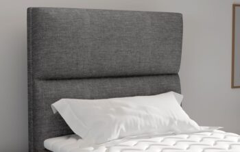 Marco je klasická, jednolôžková a veľmi vkusná posteľ klasického štýlu, ktorá bude perfektným doplnkom malej spálne alebo hosťovskej izby.Lôžková plocha 90 x 200 cm, ako aj výplň Bonnell a pena T25 zaručujú dlhý, plnohodnotný a zdravý spánok, pretože tento typ matraca podporuje telo v správnej polohe v noci aj pri bežnom odpočinku počas dňa.Ďalšou výhodou je mäkký topper, ktorý je súčastou Vám spánok ešte viac spríjemní. Hoci posteľ  pôsobí minimalisticky a kompaktne, má priestranný kontajner na lôžkoviny s látkovým madlom.Farebné prevedenie: zelená v látke Kronos 19.Medzi ďalšie poznávacie znaky patrí 53 cm vysoký sedák a 3 cm nohy.Boxspring Marco je perfektnou voľbou do miestnosti akejkoľvek veľkosti, pretože sa zmestí kamkoľvek a vďaka svojim rozmerom ide o mini verziu maximálneho pohodlia, ktorú môžete mať na dosah ruky. 