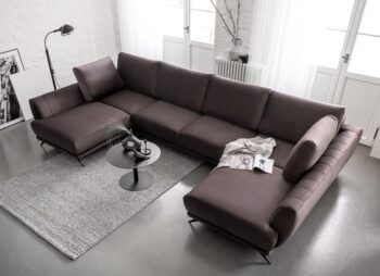 MARCO účková rozkladacia sedačka v tvare U sa hodí do mnohých interiérov.Cez deň elegantný a moderný kus nábytku do obývacej izby, v noci pohodlná posteľ plnej veľkosti, s funkciou rozkladu ponúka spaciu plochu v rozloženom stave rozmer až 320 x 214 cm. Sedačka sa veľmi ľahko rozkladá, za čo vďačí automatickému mechanizmu DL, ktorý vytvorí spaciu plochu. Súčasťou rohovej pohovky je okrem ďalšej plochy na spanie aj úložný kontajner, ktorý vám ušetrí miesto v skrini na sezónné lôžkoviny, poprípade vánkúše alebo deky. Sedadlo je vyplnené vysoko pružnou HR penou, ktorá je odolná proti deformácii a má schopnosť znovu získať svoj pôvodný tvar. Pena HR sa navyše prispôsobuje polohe tela, takže poskytuje skutočne veľmi vysokú úroveň pohodlia.Rohová sedacia súprava MARCO je nielen funkčným kúskom nábytku, ale aj veľmi elegantným a zaujímavým dizajnom. Prešívanie na bokoch je pútavým prvkom, dizajnové oceľové nohy určite dodávajú rohovej pohovke eleganciu a charakter.Pokiaľ hľadáte kus nábytku, ktorý vám poskytne ako pohodlie a funkčnosť, tak aj krásu, potom bude sedačka MARCO perfektnou voľbou!Rozmery:Šírka: 362 cmHĺbka: 191 cmVýška s vankúšmi: 90 cmHĺbka sedadla: 60 cmVýška sedadla: 44 cmPovrch na spanie: 320x124 cmDodávame v demonte v balení o rozmeroch:1. 195x102x62 cm 72 kg 2. 170x80x62 cm 72 kg 3. 195x102x62 cm 72 kgFarebné prevedenie sa môže líšiť v závislosti od nastavenia Vášho monitora. 