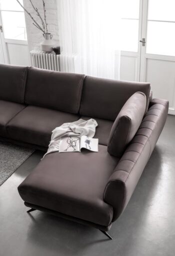 MARCO účková rozkladacia sedačka v tvare U sa hodí do mnohých interiérov.Cez deň elegantný a moderný kus nábytku do obývacej izby, v noci pohodlná posteľ plnej veľkosti, s funkciou rozkladu ponúka spaciu plochu v rozloženom stave rozmer až 320 x 214 cm. Sedačka sa veľmi ľahko rozkladá, za čo vďačí automatickému mechanizmu DL, ktorý vytvorí spaciu plochu. Súčasťou rohovej pohovky je okrem ďalšej plochy na spanie aj úložný kontajner, ktorý vám ušetrí miesto v skrini na sezónné lôžkoviny, poprípade vánkúše alebo deky. Sedadlo je vyplnené vysoko pružnou HR penou, ktorá je odolná proti deformácii a má schopnosť znovu získať svoj pôvodný tvar. Pena HR sa navyše prispôsobuje polohe tela, takže poskytuje skutočne veľmi vysokú úroveň pohodlia.Rohová sedacia súprava MARCO je nielen funkčným kúskom nábytku, ale aj veľmi elegantným a zaujímavým dizajnom. Prešívanie na bokoch je pútavým prvkom, dizajnové oceľové nohy určite dodávajú rohovej pohovke eleganciu a charakter.Pokiaľ hľadáte kus nábytku, ktorý vám poskytne ako pohodlie a funkčnosť, tak aj krásu, potom bude sedačka MARCO perfektnou voľbou!Rozmery:Šírka: 362 cmHĺbka: 191 cmVýška s vankúšmi: 90 cmHĺbka sedadla: 60 cmVýška sedadla: 44 cmPovrch na spanie: 320x124 cmDodávame v demonte v balení o rozmeroch:1. 195x102x62 cm 72 kg 2. 170x80x62 cm 72 kg 3. 195x102x62 cm 72 kgFarebné prevedenie sa môže líšiť v závislosti od nastavenia Vášho monitora. 