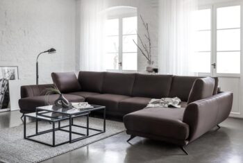 MARCO účková rozkladacia sedačka v tvare U sa hodí do mnohých interiérov.Cez deň elegantný a moderný kus nábytku do obývacej izby, v noci pohodlná posteľ plnej veľkosti, s funkciou rozkladu ponúka spaciu plochu v rozloženom stave rozmer až 320 x 214 cm. Sedačka sa veľmi ľahko rozkladá, za čo vďačí automatickému mechanizmu DL, ktorý vytvorí spaciu plochu. Súčasťou rohovej pohovky je okrem ďalšej plochy na spanie aj úložný kontajner, ktorý vám ušetrí miesto v skrini na sezónné lôžkoviny, poprípade vánkúše alebo deky. Sedadlo je vyplnené vysoko pružnou HR penou, ktorá je odolná proti deformácii a má schopnosť znovu získať svoj pôvodný tvar. Pena HR sa navyše prispôsobuje polohe tela, takže poskytuje skutočne veľmi vysokú úroveň pohodlia.Rohová sedacia súprava MARCO je nielen funkčným kúskom nábytku, ale aj veľmi elegantným a zaujímavým dizajnom. Prešívanie na bokoch je pútavým prvkom, dizajnové oceľové nohy určite dodávajú rohovej pohovke eleganciu a charakter.Pokiaľ hľadáte kus nábytku, ktorý vám poskytne ako pohodlie a funkčnosť, tak aj krásu, potom bude sedačka MARCO perfektnou voľbou!Rozmery:Šírka: 362 cmHĺbka: 191 cmVýška s vankúšmi: 90 cmHĺbka sedadla: 60 cmVýška sedadla: 44 cmPovrch na spanie: 320x124 cmDodávame v demonte v balení o rozmeroch:1. 195x102x62 cm 72 kg 2. 170x80x62 cm 72 kg 3. 195x102x62 cm 72 kgFarebné prevedenie sa môže líšiť v závislosti od nastavenia Vášho monitora. 