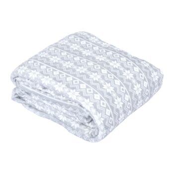 Objavte pohodlie a štýl s obojstrannou baránkovou dekou Marita, ktorá je ideálnym doplnkom do vášho interiéru. Táto deka v rozmeroch 150x200 cm ponúka kombináciu moderného dizajnu a praktickosti, čo ju robí skvelým spoločníkom pre chladné večery.