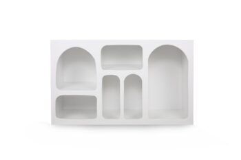 Moderná knižnica MARK v škandinávskom štýlePridajte do svojej obývačky eleganciu a funkčnosť s knižnicou MARK. Jej minimalistický dizajn a praktické prevedenie ju robí ideálnou voľbou pre škandinávsky ladené interiéry.Špecifikácia knižnice MARK:Materiál: melamín, VT laminát a MDFFarba: bielaRozmery: 74 x 120 x 37 cmŠtýl: škandinávskyVybavenie: praktický regálHrúbka materiálu: 18 mmMontáž: dodávame v demonteKnižnica MARK je navrhnutá tak, aby spájala estetiku a praktickosť. Ponúka dostatok úložného priestoru pre vaše obľúbené knihy, dekorácie či ďalšie drobnosti. Vďaka elegantnej bielej farbe sa ľahko zladí s vašim interiérom.Odolné materiály, ako je melamín a MDF, zaisťujú pevnosť a dlhú životnosť. Škandinávsky štýl knižnice MARK prináša do vašej obývačky sviežu a modernú atmosféru.Jednoduchá montáž a všestranné využitieZaobstarajte si knižnicu MARK, ktorá vyniká jednoduchým zostavením a širokou škálou využitia. Stačí ju zložiť a ihneď si užívať jej praktickú aj estetickú kvalitu.