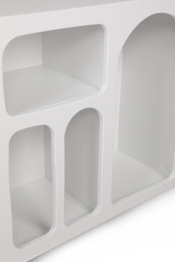 Moderná knižnica MARK v škandinávskom štýlePridajte do svojej obývačky eleganciu a funkčnosť s knižnicou MARK. Jej minimalistický dizajn a praktické prevedenie ju robí ideálnou voľbou pre škandinávsky ladené interiéry.Špecifikácia knižnice MARK:Materiál: melamín, VT laminát a MDFFarba: bielaRozmery: 74 x 120 x 37 cmŠtýl: škandinávskyVybavenie: praktický regálHrúbka materiálu: 18 mmMontáž: dodávame v demonteKnižnica MARK je navrhnutá tak, aby spájala estetiku a praktickosť. Ponúka dostatok úložného priestoru pre vaše obľúbené knihy, dekorácie či ďalšie drobnosti. Vďaka elegantnej bielej farbe sa ľahko zladí s vašim interiérom.Odolné materiály, ako je melamín a MDF, zaisťujú pevnosť a dlhú životnosť. Škandinávsky štýl knižnice MARK prináša do vašej obývačky sviežu a modernú atmosféru.Jednoduchá montáž a všestranné využitieZaobstarajte si knižnicu MARK, ktorá vyniká jednoduchým zostavením a širokou škálou využitia. Stačí ju zložiť a ihneď si užívať jej praktickú aj estetickú kvalitu.