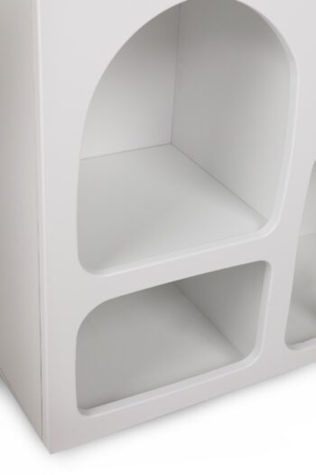 Moderná knižnica MARK v škandinávskom štýlePridajte do svojej obývačky eleganciu a funkčnosť s knižnicou MARK. Jej minimalistický dizajn a praktické prevedenie ju robí ideálnou voľbou pre škandinávsky ladené interiéry.Špecifikácia knižnice MARK:Materiál: melamín, VT laminát a MDFFarba: bielaRozmery: 74 x 120 x 37 cmŠtýl: škandinávskyVybavenie: praktický regálHrúbka materiálu: 18 mmMontáž: dodávame v demonteKnižnica MARK je navrhnutá tak, aby spájala estetiku a praktickosť. Ponúka dostatok úložného priestoru pre vaše obľúbené knihy, dekorácie či ďalšie drobnosti. Vďaka elegantnej bielej farbe sa ľahko zladí s vašim interiérom.Odolné materiály, ako je melamín a MDF, zaisťujú pevnosť a dlhú životnosť. Škandinávsky štýl knižnice MARK prináša do vašej obývačky sviežu a modernú atmosféru.Jednoduchá montáž a všestranné využitieZaobstarajte si knižnicu MARK, ktorá vyniká jednoduchým zostavením a širokou škálou využitia. Stačí ju zložiť a ihneď si užívať jej praktickú aj estetickú kvalitu.