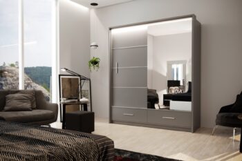Moderná šatníková skriňa MARSEILLE 203 poskytuje dostatok úložného priestoru v spojení s dizajnovým prevedením.Štýlová skriňa s posuvnými dverami má efektne umiestnené zrkadlo na jednej časti dvier.Vo vnútri je prakticky rozdelená na časť s poličkami a časť s vešiakovými tyčami (viď. foto).Farebné prevedenie skrine je vo farbe grafit matný.Nábytok je vyrobený z kvalitnej LTD dosky, ktorá je nenáročná na údržbu.Rozmery skrine sú: (š/v/h) 208 x 225 x 61 cm.Dodávame v demontovanom stave.
