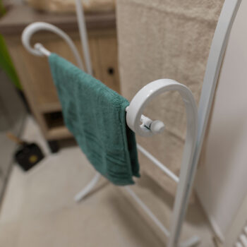 KONDELA Martial kovový stojan na uteráky biela – Obrázok 11