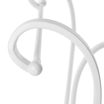 Predstavujeme vám kovový stojan na uteráky Martial, ktorý je ideálnym doplnkom do každej modernej kúpeľne. Tento elegantný stojan v bielej farbe kombinuje funkčnosť s estetickým vzhľadom, čím prispieva k organizovanému a štýlovému prostrediu vo vašej kúpeľni.