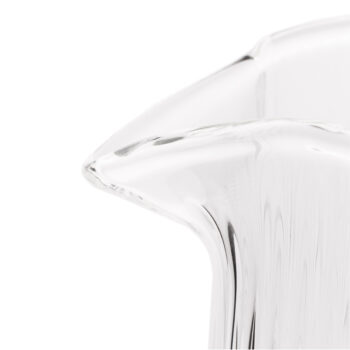 Džbán MATY je ručne vyrábaný z fúkaného, vysokokvalitného borosilikátového skla. Takéto výrobky sú unikátne a vhodné na slávnostné aj každodenné príležitosti. Sklo je číre a doplnené vrúbkovaným vzorom. Džbán je vybavený ergonomickou rukoväťou pre pohodlné…