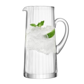 Džbán MATY je ručne vyrábaný z fúkaného, vysokokvalitného borosilikátového skla. Takéto výrobky sú unikátne a vhodné na slávnostné aj každodenné príležitosti. Sklo je číre a doplnené vrúbkovaným vzorom. Džbán je vybavený ergonomickou rukoväťou pre pohodlné…