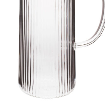 Džbán MATY je ručne vyrábaný z fúkaného, vysokokvalitného borosilikátového skla. Takéto výrobky sú unikátne a vhodné na slávnostné aj každodenné príležitosti. Sklo je číre a doplnené vrúbkovaným vzorom. Džbán je vybavený ergonomickou rukoväťou pre pohodlné…