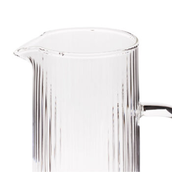 Džbán MATY je ručne vyrábaný z fúkaného, vysokokvalitného borosilikátového skla. Takéto výrobky sú unikátne a vhodné na slávnostné aj každodenné príležitosti. Sklo je číre a doplnené vrúbkovaným vzorom. Džbán je vybavený ergonomickou rukoväťou pre pohodlné…