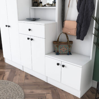 Predsiňová zostava MAX – škandinávska elegancia pre modernú predsieňPredsieňová zostava MAX prináša do vašej predsiene čistý a minimalistický dizajn inšpirovaný škandinávskym štýlom. Je navrhnutá tak, aby zabezpečila praktickú organizáciu priestoru a zároveň dodala interiéru moderný vzhľad.Zostava obsahuje:Šatníková skriňa: ideálna na ukladanie kabátov, búnd a ďalších odevov.Skrine na topánky: dostatok miesta pre obuv celej rodiny.Zrkadlo: praktický a štýlový doplnok, ktorý opticky zväčšuje priestor.Vešiak: vhodný na zavesenie každodenného oblečenia, tašiek a doplnkov.Hlavné vlastnosti predsieňovej zostavy MAX:Materiál: melamín a VT laminát – odolný a ľahko udržiavateľný povrch.Rozmery: 182,8 x 179,4 x 37,3 cm – priestranné a praktické riešenie pre predsiene všetkých veľkostí.Farba: čisto biela, ktorá dodáva priestoru sviežosť a ľahkosť.Štýl: škandinávsky – jednoduchosť, elegancia a funkčnosť.Hrúbka materiálu: 18 mm – pevná a stabilná konštrukcia.Možnosť pripevnenia k stene pre vyššiu bezpečnosť a stabilitu.Dodávame v demontovanom stave s podrobným montážnym návodom.Predsiňová zostava MAX je ideálnym riešením pre každého, kto hľadá kombináciu štýlu a praktickosti. Poskytuje dostatok úložného priestoru a dodáva predsieni moderný a elegantný vzhľad.Zaobstarajte si predsieňovú zostavu MAX a vytvorte si organizovaný a štýlový vstup do svojho domova!