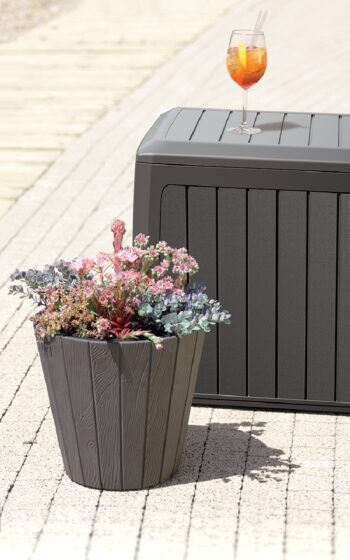 Dokonalým doplnkom a praktickým pomocníkom Vašej záhrady, terasy či balkóna sa stane záhradná truhlica MBBD290 290 l. Vďaka jeho rozmerom (ŠxHxV): 116,6x47x59,5 cm a objemu 290 litrov do neho uschováte všetky deky, vankúše, prikrývky, detské hračky či športové náradie. Záhradná truhlica je ľahká,…