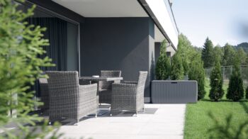 Dokonalým doplnkom a praktickým pomocníkom Vašej záhrady, terasy či balkóna sa stane záhradná truhlica MBBD290 290 l. Vďaka jeho rozmerom (ŠxHxV): 116,6x47x59,5 cm a objemu 290 litrov do neho uschováte všetky deky, vankúše, prikrývky, detské hračky či športové náradie. Záhradná truhlica je ľahká,…