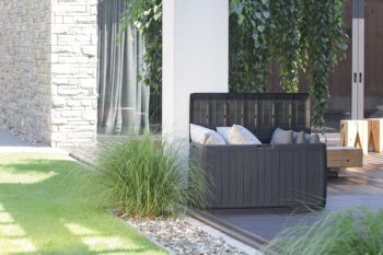 Dokonalým doplnkom a praktickým pomocníkom Vašej záhrady, terasy či balkóna sa stane záhradná truhlica MBBD290 290 l. Vďaka jeho rozmerom (ŠxHxV): 116,6x47x59,5 cm a objemu 290 litrov do neho uschováte všetky deky, vankúše, prikrývky, detské hračky či športové náradie. Záhradná truhlica je ľahká,…