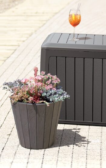 Dokonalým doplnkom a praktickým pomocníkom Vašej záhrady, terasy či balkóna sa stane záhradná truhlica MBBD290 290 l. Vďaka jeho rozmerom (ŠxHxV): 116,6x47x59,5 cm a objemu 290 litrov do neho uschováte všetky deky, vankúše, prikrývky, detské hračky či športové náradie. Záhradná truhlica je ľahká,…