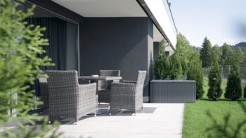 Praktického pomocníka v podobe plastovej záhradnej truhlice MBBL280 280 l s horizontálnymi pásmi skvele využijete na záhrade či terase na odloženie vankúšov, podsedákov či akéhokoľvek záhradného príslušenstva alebo detských hračiek. Jej rozmery sú (ŠxHxV): 116x43,3x55 cm a je vyrobená v krásnom…