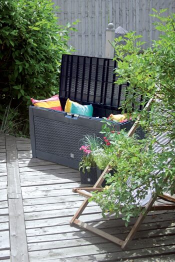 Udržujte poriadok na Vašej záhrade, terase či balkóne s praktickou plastovou záhradnou truhlicou MBR310 310 l s imitáciou vypletaného umelého ratanu. Skvele ju využijete na odloženie vankúšov, podsedákov či akéhokoľvek záhradného príslušenstva alebo detských hračiek. Jej rozmery sú (ŠxHxV):…