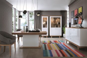 Vitrína s osvetlením ASPEN AS-W1/2 L patrí k znamenitej a exkluzívnej kolekcii Aspen. Nežné a elegantné farebné prevedenie bielej vo vysokom lesku v kombinácii s dubom Grande 01 z nej robí skutočný unikát, ktorý sa stane klenotom každej miestnosti. Rozmery vitríny sú (ŠxHxV): 67,1x43,4x205…