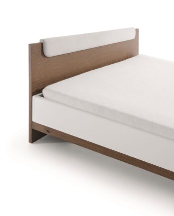 Nádherný a elegantný posteľový rám COMO CM-1 160 je nenahraditeľnou súčasťou kolekcie Como. Rozmery sú (ŠxHxV): 166x209,6x94 cm. Výška lôžka je 40 cm a plocha na spanie má rozmery 160x200 cm. Šikovne vymyslená opierka hlavy na čele postele nielen krásne dotvára dizajn, ale tiež sa postará…