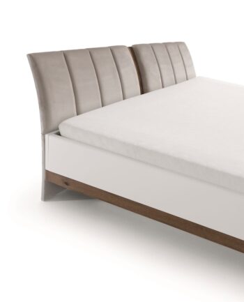 Nádherný a elegantný posteľový rám COMO CM-3 160 je nenahraditeľnou súčasťou kolekcie Como. Rozmery sú (ŠxHxV): 166x221x96 cm. Výška lôžka je 40 cm a plocha na spanie má rozmery 160x200 cm. Mäkké a štýlové čelo postele nielen krásne dotvára dizajn, ale tiež sa postará o dokonalý komfort…