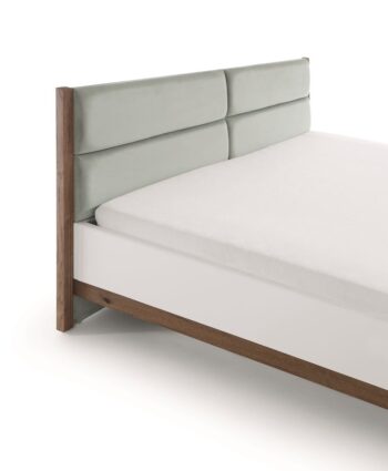 Romantický a elegantný posteľový rám COMO CM-4 160 je nenahraditeľnou súčasťou kolekcie Como. Rozmery sú (ŠxHxV): 173x210,2x91 cm. Výška lôžka je 40 cm a plocha na spanie má rozmery 160x200 cm. Mäkké a štýlové čelo postele nielen krásne dotvára dizajn postele, ale tiež sa postará o dokonalý…