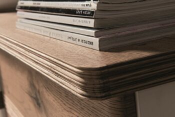 TARANKO Como CM-K2 P komoda biely vysoký lesk / dub Como – Obrázok 3