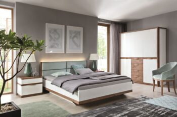 Romantický a elegantný posteľový rám COMO CM-4 160 je nenahraditeľnou súčasťou kolekcie Como. Rozmery sú (ŠxHxV): 173x210,2x91 cm. Výška lôžka je 40 cm a plocha na spanie má rozmery 160x200 cm. Mäkké a štýlové čelo postele nielen krásne dotvára dizajn postele, ale tiež sa postará o dokonalý…