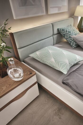 Romantický a elegantný posteľový rám COMO CM-4 160 je nenahraditeľnou súčasťou kolekcie Como. Rozmery sú (ŠxHxV): 173x210,2x91 cm. Výška lôžka je 40 cm a plocha na spanie má rozmery 160x200 cm. Mäkké a štýlové čelo postele nielen krásne dotvára dizajn postele, ale tiež sa postará o dokonalý…