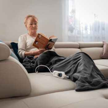 Predstavujeme vám vyhrievaciu plyšovú deku Medisa Typ 2 v rozmere 130x180 cm, ktorá je ideálnym doplnkom pre váš interiér. Táto deka v elegantnej tmavosivej farbe prinesie do vašej domácnosti nielen teplo, ale aj moderný vzhľad.