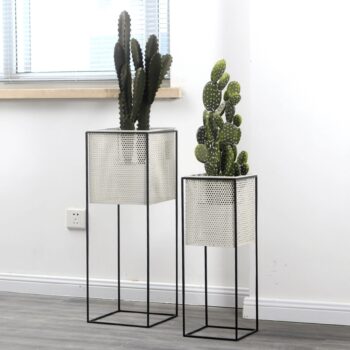 Kovový stojan na kvety Meloi Typ 1 v elegantnej čiernej farbe je ideálnym doplnkom pre váš interiér. Tento moderný stojan je navrhnutý tak, aby zvýraznil krásu vašich rastlín a dodal priestoru štýlový vzhľad. S rozmermi 20 cm na šírku a hĺbku a výškou 55,8 cm sa ľahko zmestí do rôznych…
