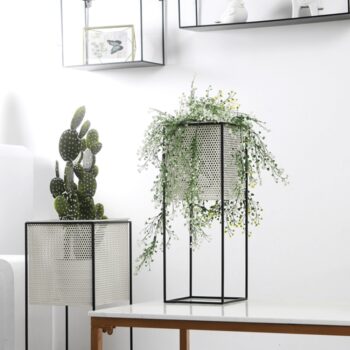 Kovový stojan na kvety Meloi Typ 1 v elegantnej čiernej farbe je ideálnym doplnkom pre váš interiér. Tento moderný stojan je navrhnutý tak, aby zvýraznil krásu vašich rastlín a dodal priestoru štýlový vzhľad. S rozmermi 20 cm na šírku a hĺbku a výškou 55,8 cm sa ľahko zmestí do rôznych…