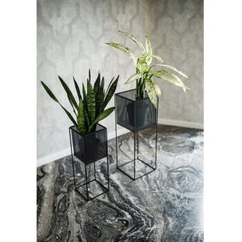 Kovový stojan na kvety Meloi Typ 1 v elegantnej čiernej farbe je ideálnym doplnkom pre váš interiér. Tento moderný stojan je navrhnutý tak, aby zvýraznil krásu vašich rastlín a dodal priestoru štýlový vzhľad. S rozmermi 20 cm na šírku a hĺbku a výškou 55,8 cm sa ľahko zmestí do rôznych…