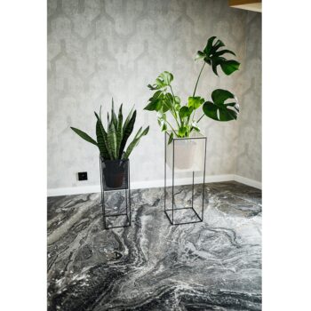 Objavte eleganciu a funkčnosť s kovovým stojanom na kvety Meloi Typ 2 v čiernej farbe, ktorý je ideálnym doplnkom pre váš interiér. Tento moderný stojan je navrhnutý tak, aby zvýraznil krásu vašich rastlín a zároveň dodal priestoru štýlový vzhľad.