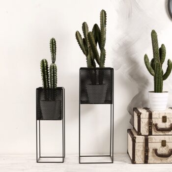 Objavte eleganciu a funkčnosť s kovovým stojanom na kvety Meloi Typ 2 v čiernej farbe, ktorý je ideálnym doplnkom pre váš interiér. Tento moderný stojan je navrhnutý tak, aby zvýraznil krásu vašich rastlín a zároveň dodal priestoru štýlový vzhľad.