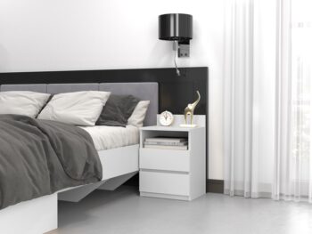 Moderná elegancia vo svojej čistej podobe poteší predovšetkým priaznivcov moderných aranžmánov založených na minimalizme a jednoduchom dizajne. To platí aj pre nočný stolík MELWIN M1.Jeho rozmery 40x59x32 cm umožňujú, aby sa zmestil aj do malých priestorov. Naši zákazníci ho však oceňujú predovšetkým pre jeho kapacitu. Dve hlboké zásuvky a jedna odkladacia polica poskytujú útočisko všetkému, čo je pred spaním viac či menej potrebné. Svoje miesto tam nájdu okuliare, telefón s nabíjačkou, obľúbené knihy, lieky a dokonca aj tablet. Vďaka tomu nočný stolík MELWIN nezaberá miesto, ale ho dokonca zväčšuje, pričom využíva každý centimeter priestoru.Bezúchytkové čelá zásuviek zaisťujú pohodlné používanie a zdôrazňujú moderný charakter interiéru. Zásuvky na valčekových vodiacich koľajniciach zabezpečia pohodlné a predovšetkým bezpečné používanie. Materiál: kvalitné LTD + povrchová úprava ABS plastom (vyznačuje sa vysokou mechanickou a chemickou pevnosťou)ROZMERY:Hĺbka: 32 cmŠírka: 40 cmVýška: 59 cmDodávame v demonte  