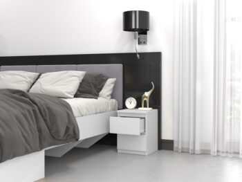 Moderná elegancia vo svojej čistej podobe poteší predovšetkým priaznivcov moderných aranžmánov založených na minimalizme a jednoduchom dizajne. To platí aj pre nočný stolík MELWIN M2.Jeho rozmery 30x30x40 cm umožňujú, aby sa zmestil aj do malých priestorov. Naši zákazníci ho však oceňujú predovšetkým pre jeho kapacitu. Dve hlboké zásuvky poskytujú útočisko všetkému, čo je pred spaním viac či menej potrebné. Svoje miesto tam nájdu okuliare, telefón s nabíjačkou, obľúbené knihy, lieky a dokonca aj tablet. Vďaka tomu nočný stolík MELWIN nezaberá miesto, ale ho dokonca zväčšuje, pričom využíva každý centimeter priestoru.Bezúchytkové čelá zásuviek zaisťujú pohodlné používanie a zdôrazňujú moderný charakter interiéru. Zásuvky na valčekových vodiacich koľajniciach zabezpečia pohodlné a predovšetkým bezpečné používanie. Materiál: kvalitné LTD + povrchová úprava ABS plastom (vyznačuje sa vysokou mechanickou a chemickou pevnosťou)ROZMERY:Hĺbka: 30 cmŠírka: 30 cmVýška: 40 cmDodávame v demonte