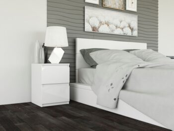 Moderná elegancia vo svojej čistej podobe poteší predovšetkým priaznivcov moderných aranžmánov založených na minimalizme a jednoduchom dizajne. To platí aj pre nočný stolík MELWIN M2.Jeho rozmery 30x30x40 cm umožňujú, aby sa zmestil aj do malých priestorov. Naši zákazníci ho však oceňujú predovšetkým pre jeho kapacitu. Dve hlboké zásuvky poskytujú útočisko všetkému, čo je pred spaním viac či menej potrebné. Svoje miesto tam nájdu okuliare, telefón s nabíjačkou, obľúbené knihy, lieky a dokonca aj tablet. Vďaka tomu nočný stolík MELWIN nezaberá miesto, ale ho dokonca zväčšuje, pričom využíva každý centimeter priestoru.Bezúchytkové čelá zásuviek zaisťujú pohodlné používanie a zdôrazňujú moderný charakter interiéru. Zásuvky na valčekových vodiacich koľajniciach zabezpečia pohodlné a predovšetkým bezpečné používanie. Materiál: kvalitné LTD + povrchová úprava ABS plastom (vyznačuje sa vysokou mechanickou a chemickou pevnosťou)ROZMERY:Hĺbka: 30 cmŠírka: 30 cmVýška: 40 cmDodávame v demonte