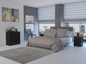 Moderná elegancia vo svojej čistej podobe poteší predovšetkým priaznivcov moderných aranžmánov založených na minimalizme a jednoduchom dizajne. To platí aj pre nočný stolík MELWIN M2.Jeho rozmery 30x30x40 cm umožňujú, aby sa zmestil aj do malých priestorov. Naši zákazníci ho však oceňujú predovšetkým pre jeho kapacitu. Dve hlboké zásuvky poskytujú útočisko všetkému, čo je pred spaním viac či menej potrebné. Svoje miesto tam nájdu okuliare, telefón s nabíjačkou, obľúbené knihy, lieky a dokonca aj tablet. Vďaka tomu nočný stolík MELWIN nezaberá miesto, ale ho dokonca zväčšuje, pričom využíva každý centimeter priestoru.Bezúchytkové čelá zásuviek zaisťujú pohodlné používanie a zdôrazňujú moderný charakter interiéru. Zásuvky na valčekových vodiacich koľajniciach zabezpečia pohodlné a predovšetkým bezpečné používanie. Materiál: kvalitné LTD + povrchová úprava ABS plastom (vyznačuje sa vysokou mechanickou a chemickou pevnosťou)ROZMERY:Hĺbka: 30 cmŠírka: 30 cmVýška: 40 cmDodávame v demonte