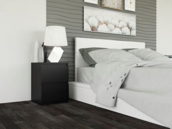 Moderná elegancia vo svojej čistej podobe poteší predovšetkým priaznivcov moderných aranžmánov založených na minimalizme a jednoduchom dizajne. To platí aj pre nočný stolík MELWIN M2.Jeho rozmery 30x30x40 cm umožňujú, aby sa zmestil aj do malých priestorov. Naši zákazníci ho však oceňujú predovšetkým pre jeho kapacitu. Dve hlboké zásuvky poskytujú útočisko všetkému, čo je pred spaním viac či menej potrebné. Svoje miesto tam nájdu okuliare, telefón s nabíjačkou, obľúbené knihy, lieky a dokonca aj tablet. Vďaka tomu nočný stolík MELWIN nezaberá miesto, ale ho dokonca zväčšuje, pričom využíva každý centimeter priestoru.Bezúchytkové čelá zásuviek zaisťujú pohodlné používanie a zdôrazňujú moderný charakter interiéru. Zásuvky na valčekových vodiacich koľajniciach zabezpečia pohodlné a predovšetkým bezpečné používanie. Materiál: kvalitné LTD + povrchová úprava ABS plastom (vyznačuje sa vysokou mechanickou a chemickou pevnosťou)ROZMERY:Hĺbka: 30 cmŠírka: 30 cmVýška: 40 cmDodávame v demonte