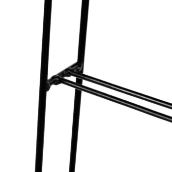 Predstavujeme vám kovový stojan na toaletný papier Merdo v elegantnej čiernej farbe, ktorý je ideálnym doplnkom pre váš moderný interiér. Tento praktický a štýlový stojan je navrhnutý tak, aby spĺňal všetky vaše potreby v oblasti úložného priestoru pre toaletný papier.